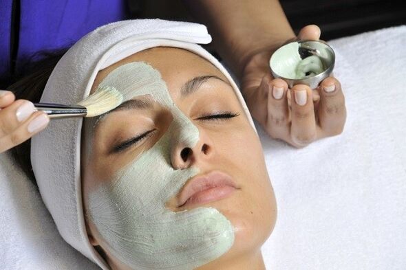 Най-удобният начин за нанасяне на маска против стареене върху кожата е с четка. 